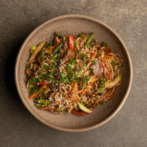 Лапша пшеничная с телятиной в соусе чёрный перец  420 гр